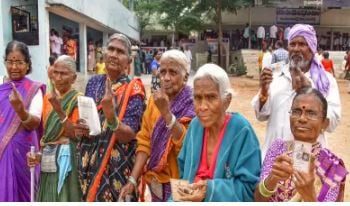 तेलंगाना में वोटिंग का समय खत्म, शाम 5 बजे तक 63.94 फीसदी वोटिंग, मुख्यमंत्री केसीआर की बेटी के खिलाफ शिकायत दर्ज