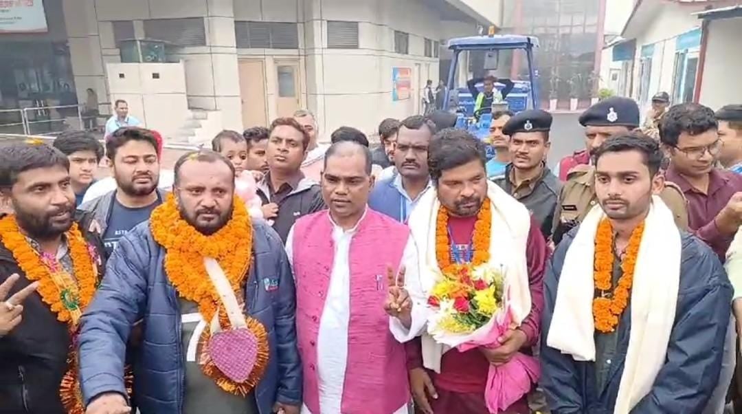 उत्तरकाशी टनल हादसा: बिहार के पांच मजदूर पहुंचे पटना एयरपोर्ट, सभी पूरी तरह सुरक्षित
