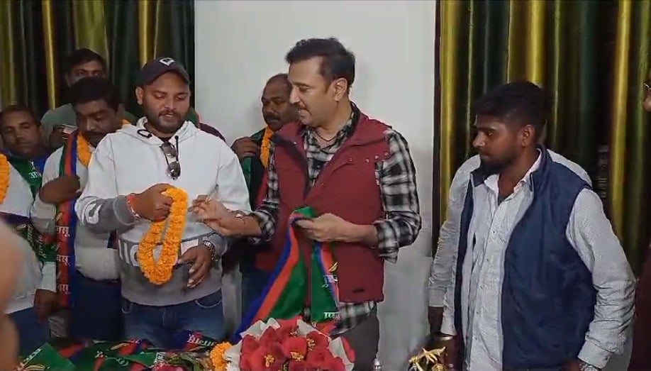 आजसू पार्टी में शामिल हुए कांग्रेस बड़का गांव के विधायक प्रतिनिधि, सुदेश महतो ने किया स्वागत