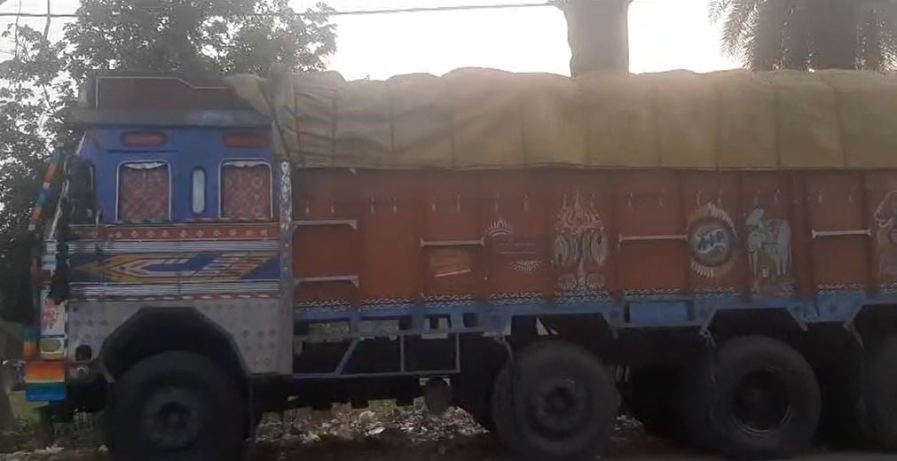 गिरिडीह : अवैध कोयला लदा दो ट्रक जब्त, चालक समेत खलासी गिरफ्तार