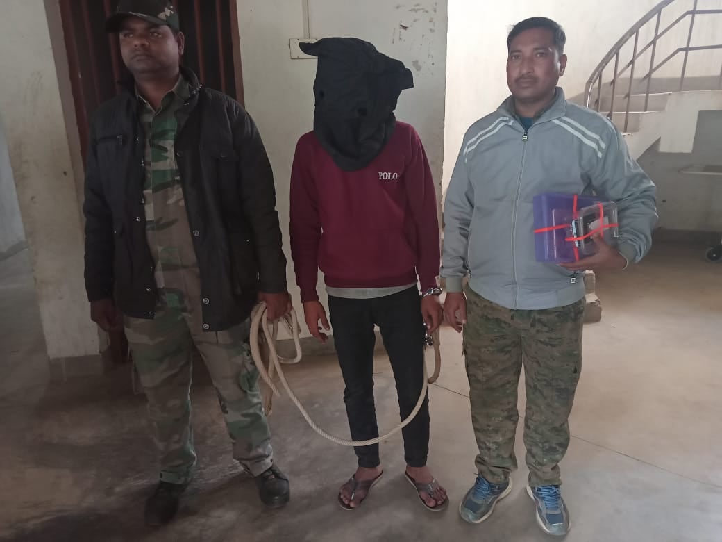 दुमका:साइबर अपराध की योजना बनाते एक गिरफ्तार, पढें कैसे लोगों की गाढ़ी कमाई करते हैं साफ