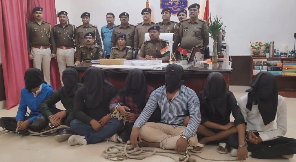 बेगूसराय : पुलिस ने हत्या की योजना बना रहे 7 अपराधियों को किया गिरफ्तार, कई हथियार बरामद
