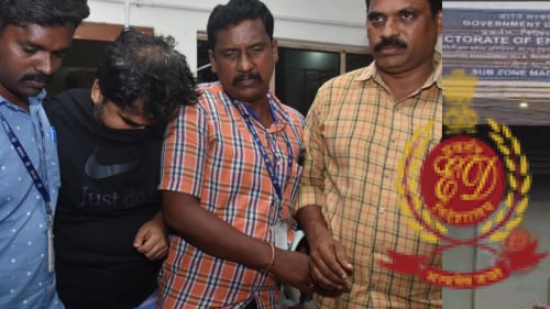 ED दफ्तर में छापेमारी! घूस लेते गिरफ़्तार ED अधिकारी ने कहा साहब पैसा ऊपर तक जाता है