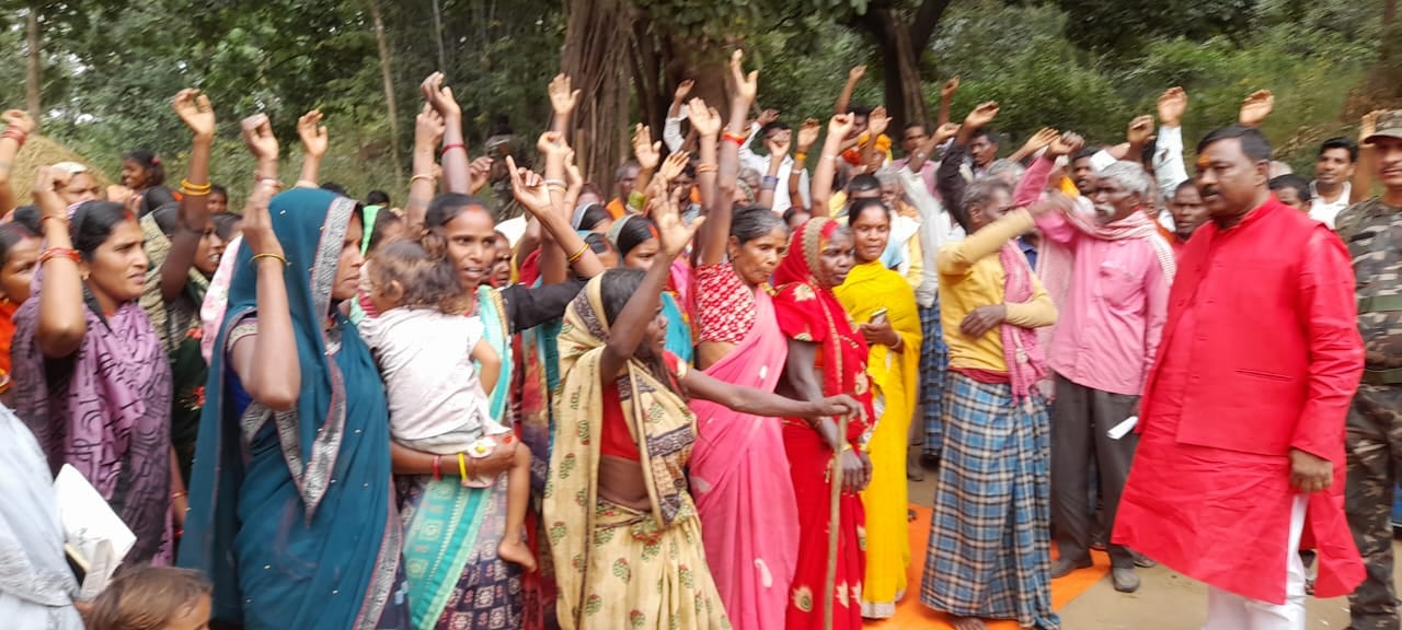 पलामू में आदिवासी-दलित के पूरे गांव को  विशेष समुदाय के लोगों ने फर्जी दस्तावेज बना किया अपने नाम  ! भाजपा विधायक शशिभूषण का दावा खदेड़ कर लेंगे दम