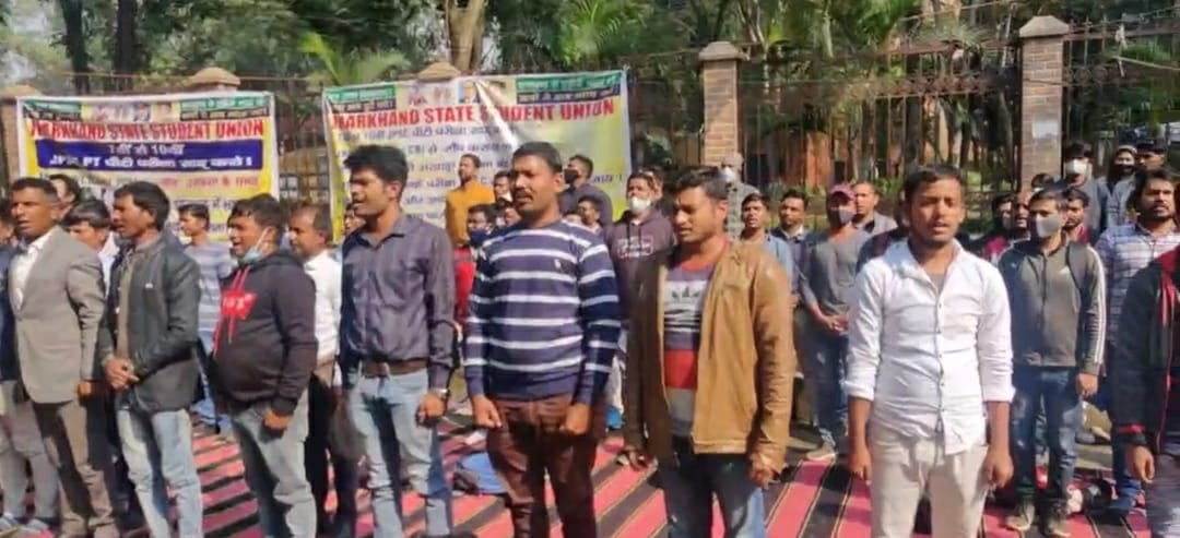 नाराज JPSC अभ्यर्थियों ने राजभवन के बाहर गाड़े तंबू, राज्यपाल के बुलावे का इंतजार