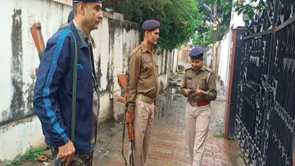 जेल में बंद पकंज मिश्रा की कम नहीं हो रही परेशानियां, अवैध खनन मामले में साहिबगंज स्थित घर पहुंची सीबीआई