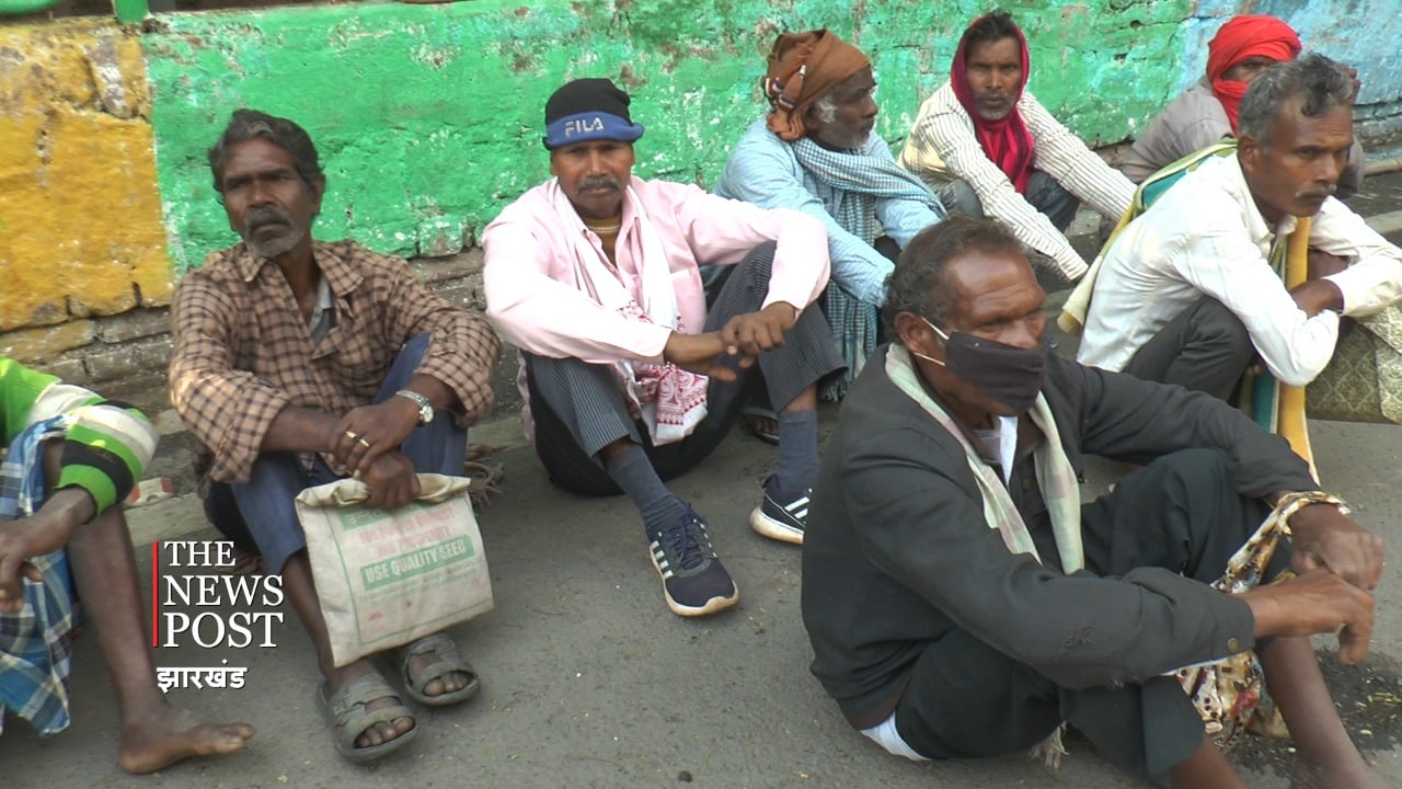 राजभवन के सामने डटे बुजुर्ग, कहा हमारे बच्चों की जरा तो सोचो सरकार !