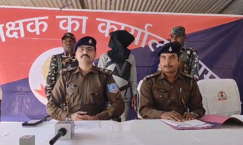 गुमला में माओवादी समर्थक गिरफ्तार, नक्सलियों तक विस्फोटक पहुंचाने और लेवी वसूलने का करता था काम