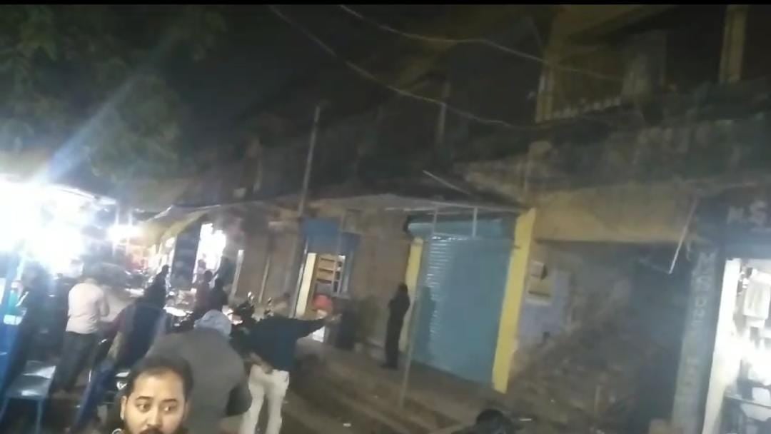 लापरवाही की हद! जमशेदपुर में दो मंजिला इमारत का छज्जा टूटकर गिरा, खंडहर घोषित होने के बाद भी भवन में चल रही है दुकानें