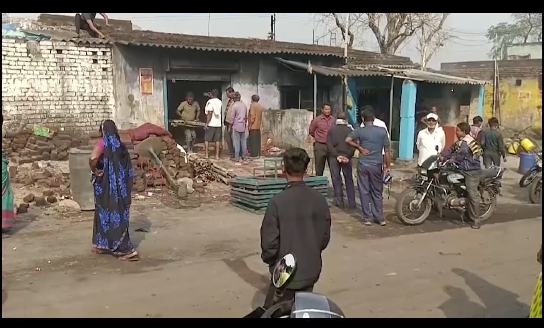 धनबाद के कुसुंडा की भूमिगत आग सड़क और रेल लाइन के लिए खतरा ,घर और दुकान समा रहे गोफ में