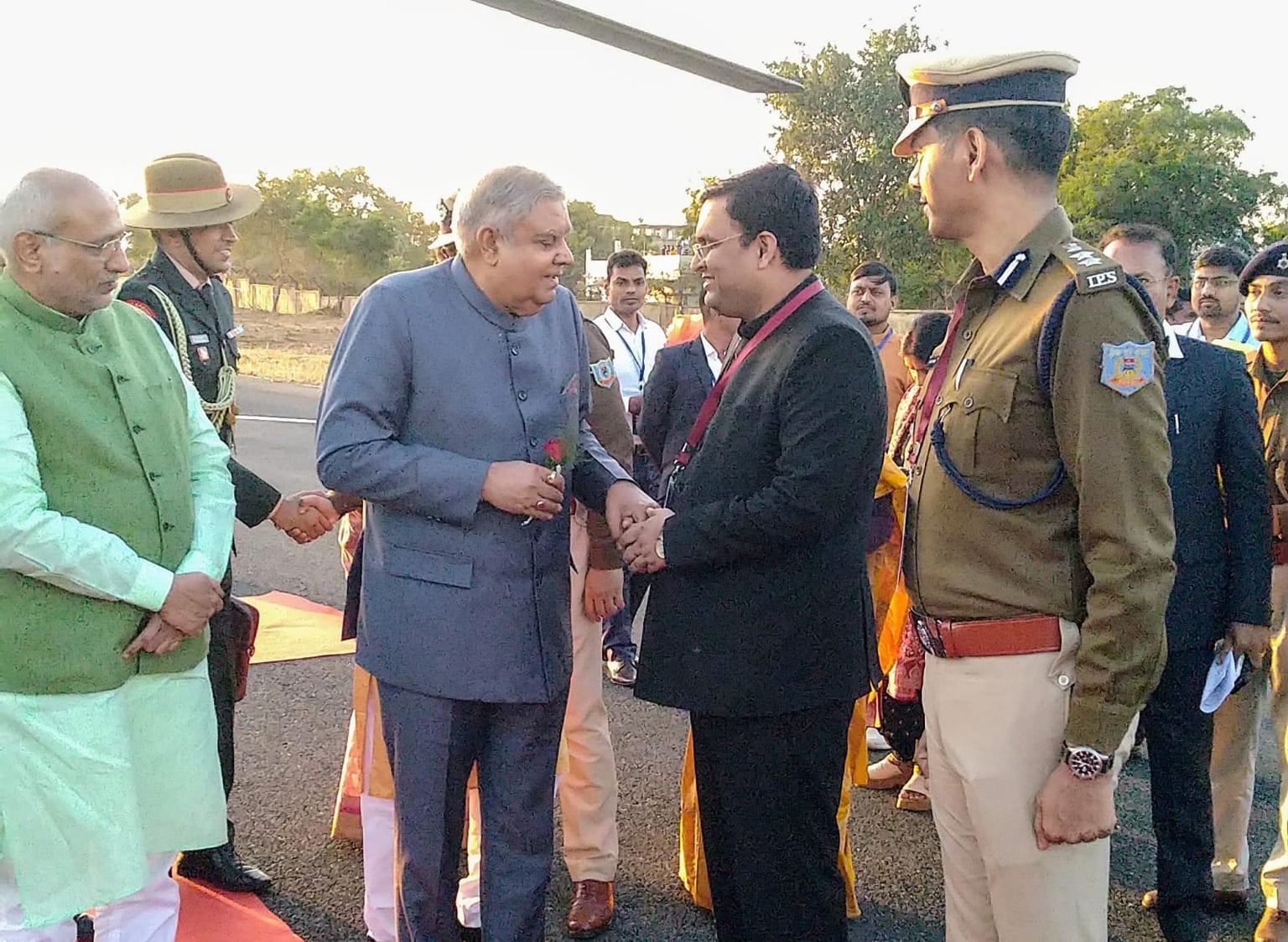 सांसद धीरज साहू के ठिकानों से बरामद रूपयों पर कटाक्ष करने से नहीं चुके उपराष्ट्रपति, छात्रों को नया सांसद भवन देखने का दिया निमंत्रण