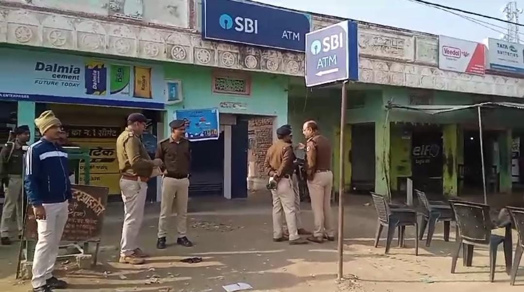 बिहार में अपराधियों का बढ़ा दुस्साहस! अंधेरे का फायदा उठाकर एटीएम काटकर की पैसों की चोरी, जांच में जुटी पुलिस