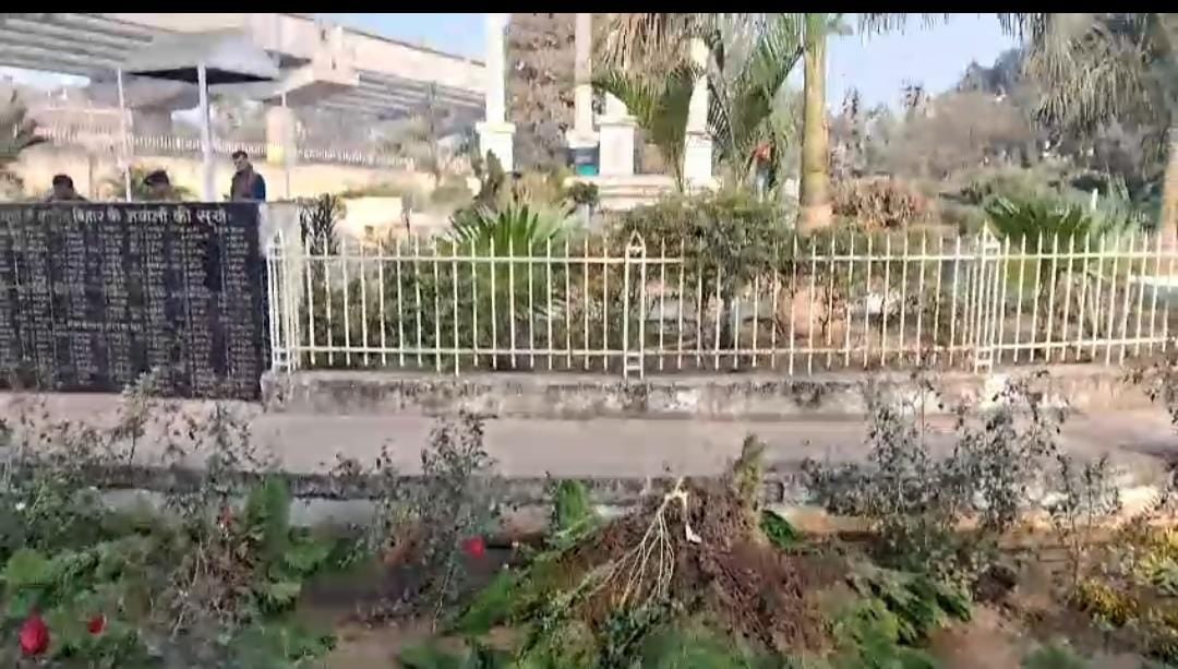 नालंदा: थाने से 100 मीटर की दूरी पर है पार्क, फिर भी शरारती तत्वों ने स्मारक से की तोड़-फोड़, पुलिस की कार्यशैली पर उठ रहे सवाल
