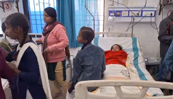 टीचर के तबादले के वियोग में कई छात्राएं हुई बेहोश, सदर अस्पताल में भर्ती, देखिए वीडियो