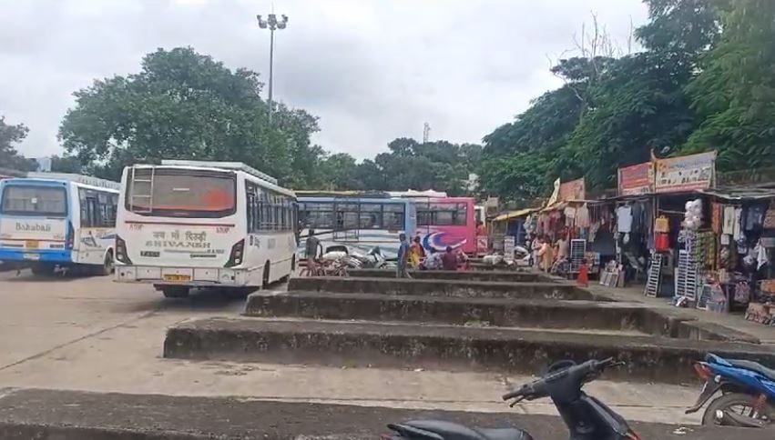 मूलभूत सुविधाएं से वंचित है गुमला का ये बस स्टैंड, प्रशासन की अनदेखी का दंश झेल रहे लोग