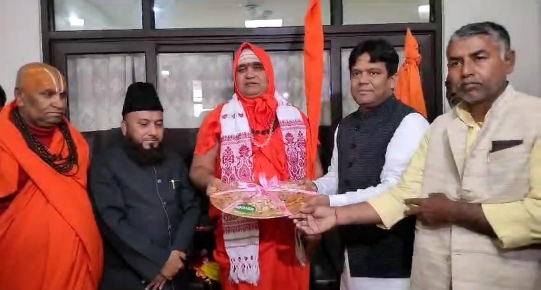 भाईचारे की खूबसूरत तस्वीर आई सामने! मुस्लिम नेता के बुलाने पर घर पहुंचे जगतगुरु शंकराचार्य स्वामी, हुआ भव्य स्वागत