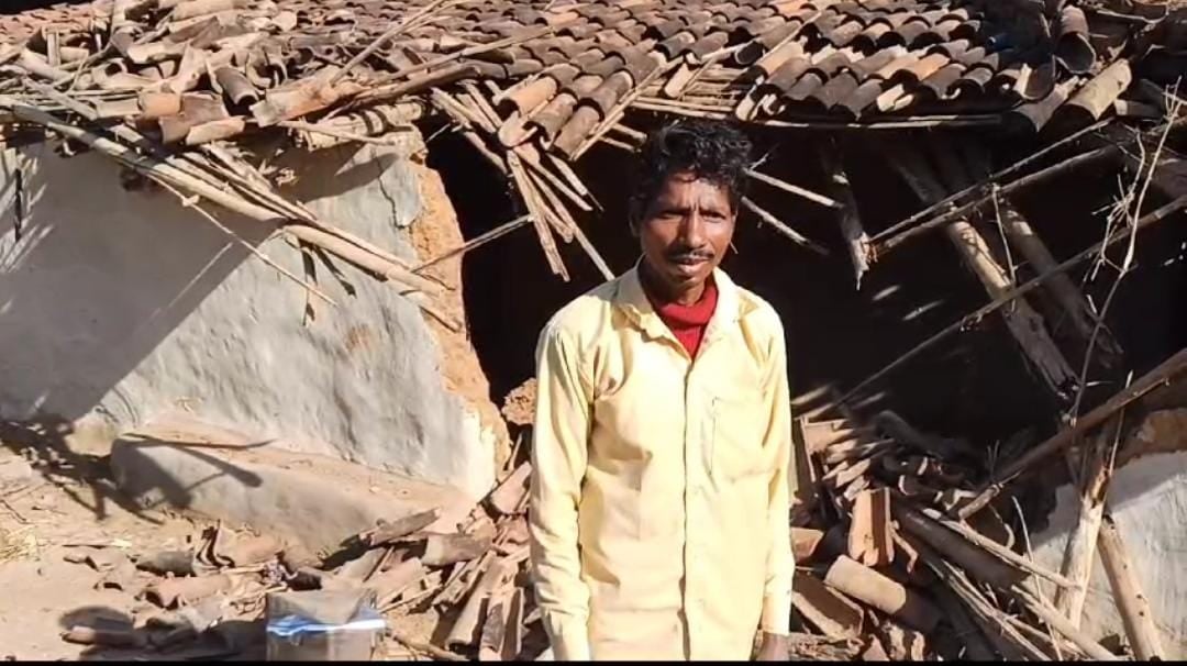 लोहरदगा:17 हाथियों के झुंड ने टाटी गांव में जमाया डेरा, तीन घरों को किया क्षतिग्रस्त, पढ़ें वन विभाग ने लोगों से क्या अपील की