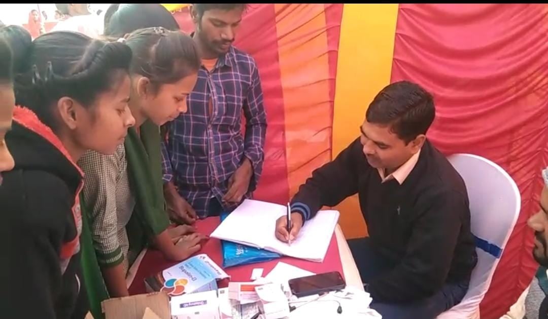 देवघर में लोगों की जान हुई सस्ती! शिविर में दवा दे रहे डॉक्टरों को नहीं है जानकारी, फिर भी धड़ल्ले से बांट रहे हैं दवाएं