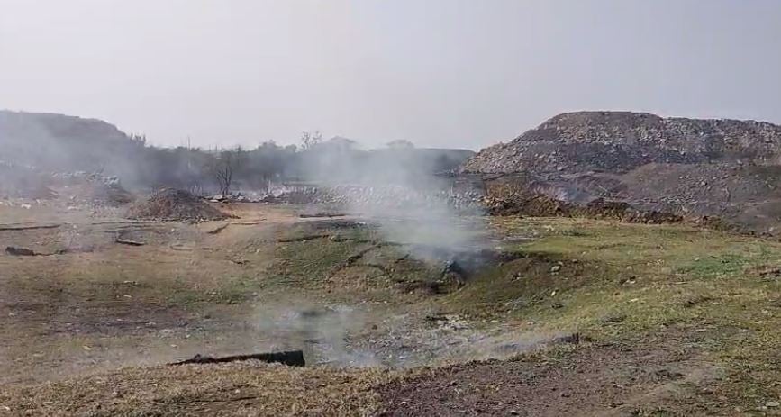 धनबाद: बसेरिया रेल फाटक के समीप जोरदार आवाज के साथ धसी जमीन, तेजी से होने लगा गैस रिसाव, लोगों में दहशत