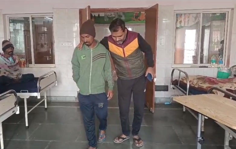 टायर व्यापारी के बाद अब झाड़ू व्यापारी पर हमला, अस्पताल में चल रहा इलाज