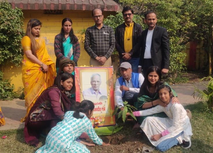 झरिया के चिल्ड्रेन पार्क में  दिवंगत प्रधानाध्यापक को पढ़िए कैसे  दी गई श्रद्धांजलि