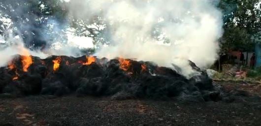 असमाजिक तत्वों की करतूत, खलिहान में लगाई आग, लाखों की फसल जलकर खाक