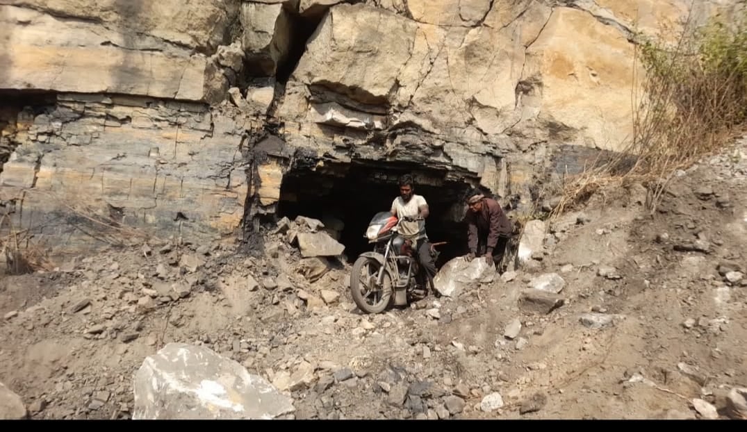 STRAGE BUT TRUE :उत्तराखंड में "रैट-होल" माइनरो ने बचाई 41 जिंदगियां तो धनबाद में 'चूहे के  बिल' से घुसते हैं  कोयला चोर