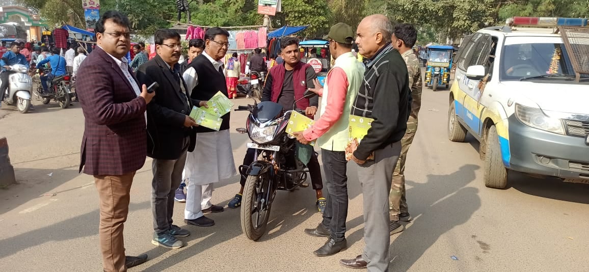 सड़क दुर्घटनाओं से दुमका की सड़कें हो रही है लाल! फिर भी लोग बरत रहे हैं लापरवाही, प्रशासन कर रहा जागरुक