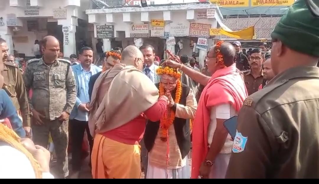 देवघर:सर्वोच्च न्यायालय के न्यायाधीश संजय करोल पहुंचे बाबा बैद्यनाथ के दर, पूजा-अर्चना कर मांगा देशवासियों की खुशहाली