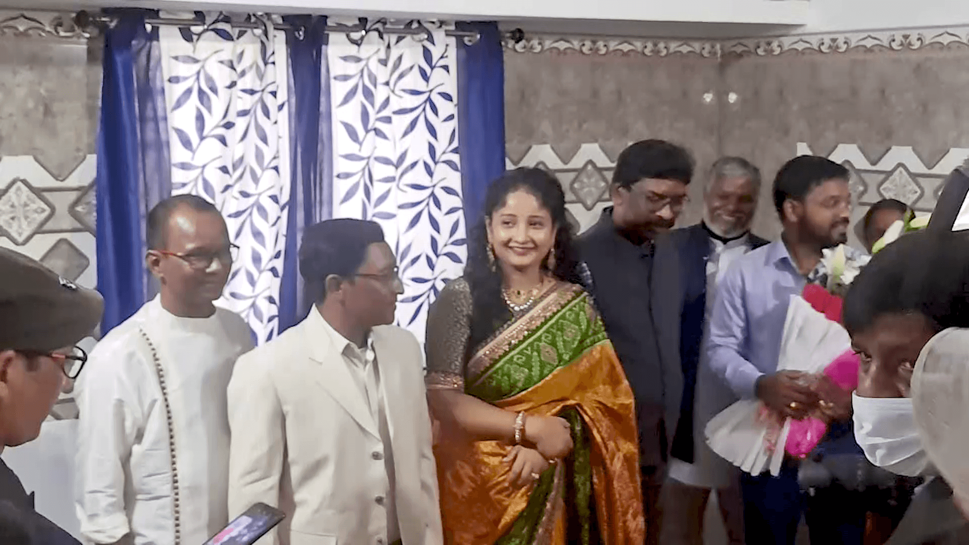 रिश्तेदार के घर बहू भात में शामिल होने धनबाद पहुंचे सीएम हेमंत सोरेन, मां और पत्नी भी साथ