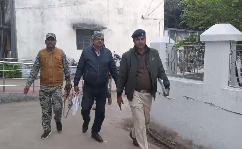 दुमका: छात्रा के साथ छेड़खानी मामले में डेढ़ वर्ष बाद शिक्षक गिरफ्तार, जानिए क्या है पूरा मामला
