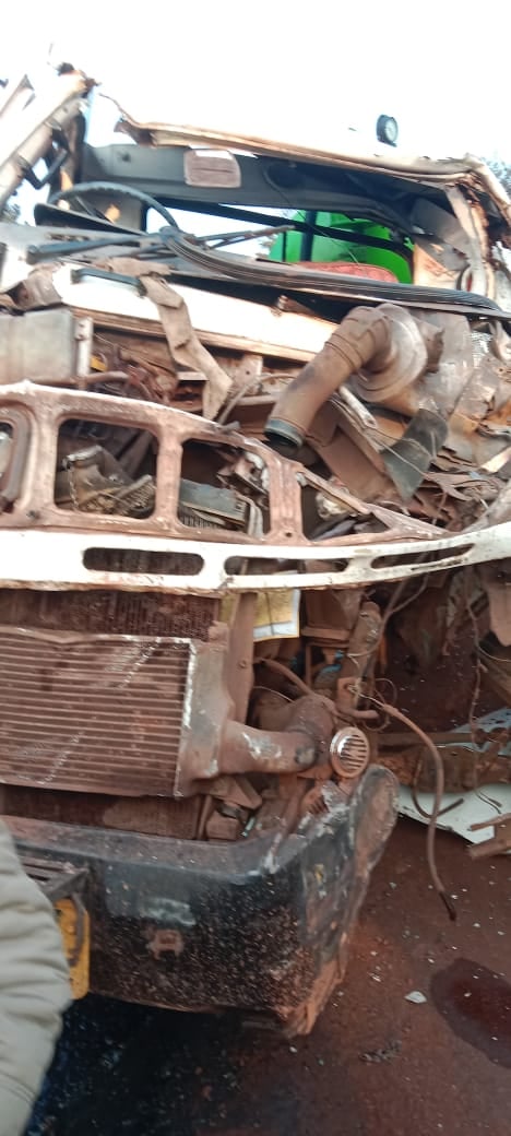 हाईवा को शौचालय टैंकर ने मारी टक्कर, एक की मौत तीन घायल