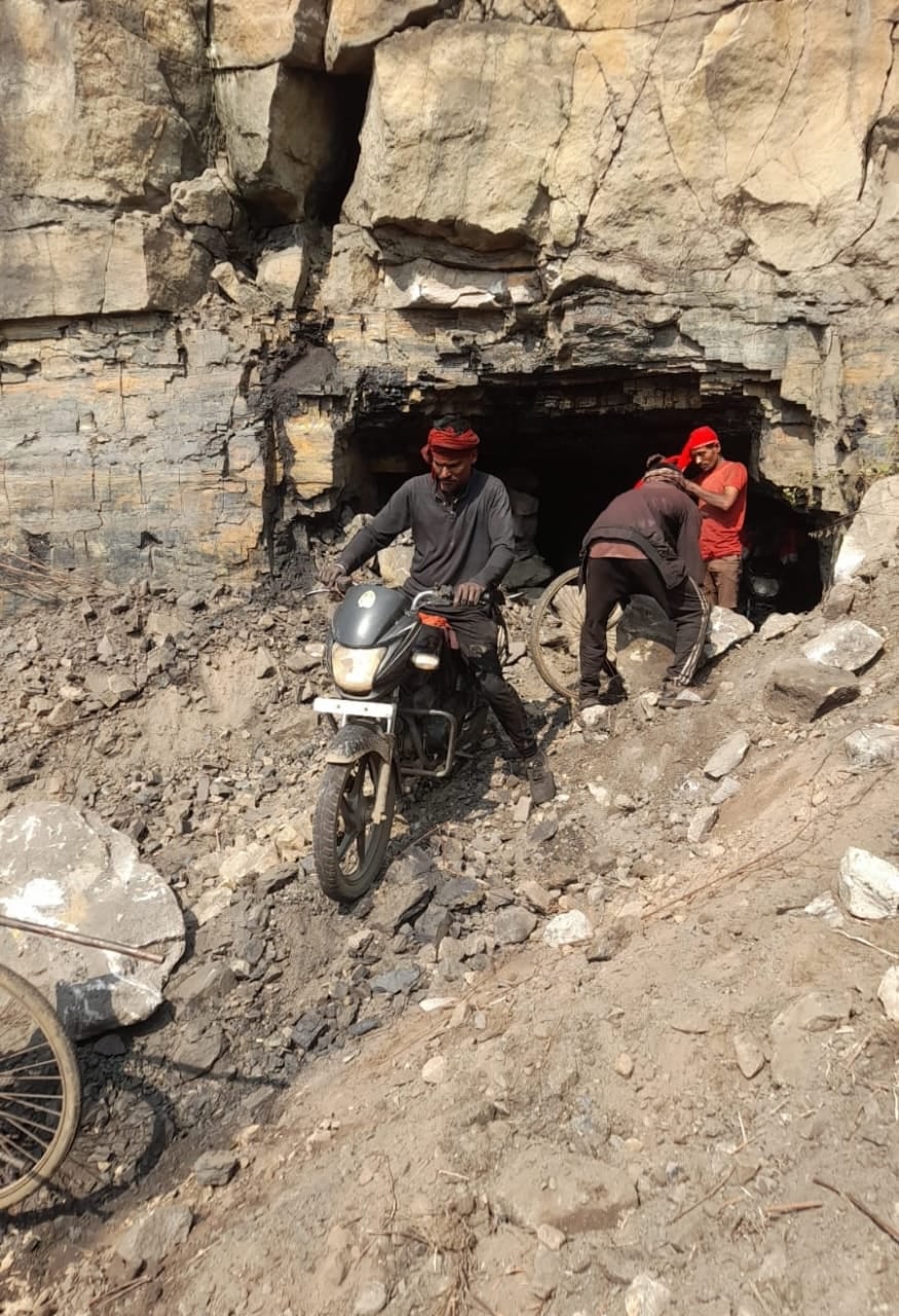 धनबाद के अवैध खदानों से कोयला चोरों को निकालने का नया तरीका -हाथ में बंदूख और मुंह में सीटी