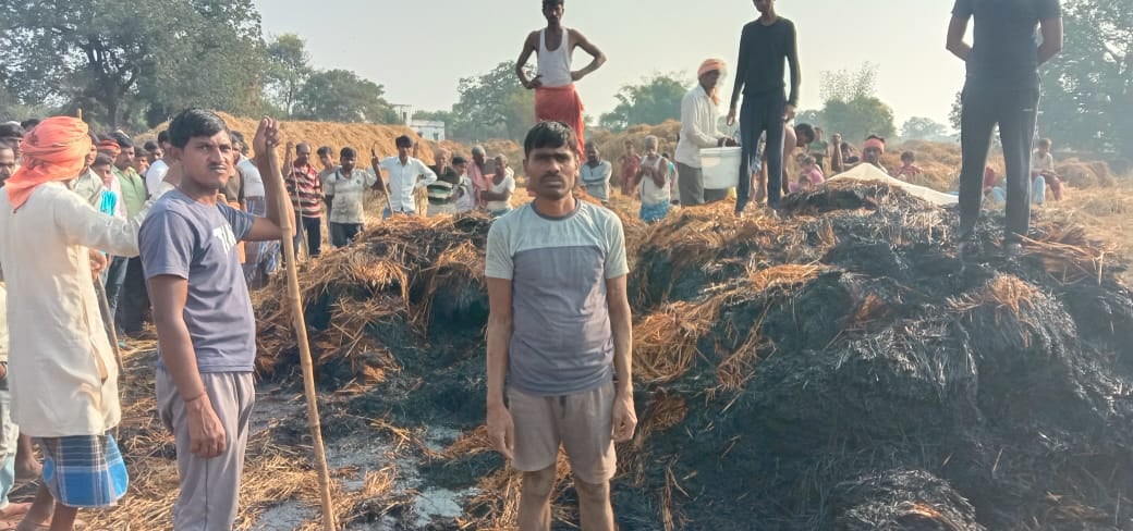 खलिहान में रखे धान में लगी आग,लाखों का धान हुआ राख