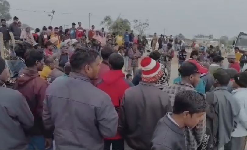 गुमला के भरनो में हत्या के खिलाफ आक्रोशित ग्रामीणों ने किया सड़क जाम, वाहनों की लगी लंबी कतार