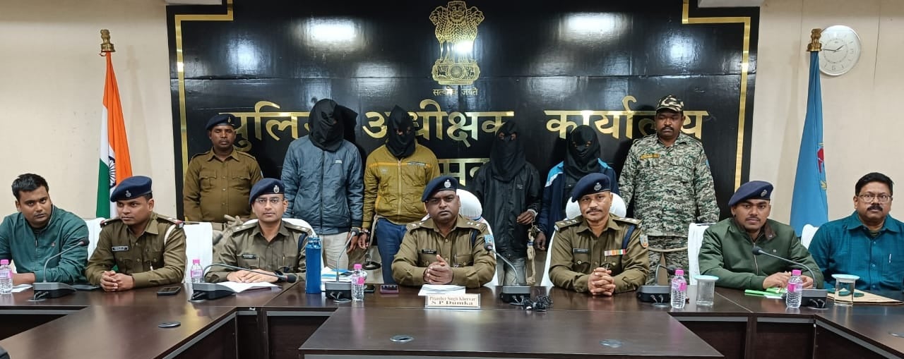 दुमका पुलिस को मिली बड़ी सफलता, चोरी के 11 बाइक के साथ 4 अंतरजिला बाइक चोर गिरफ्तार