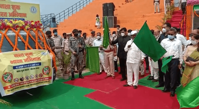 सरायकेला में मंत्री चंपई सोरेन ने फहराया राष्ट्रीय ध्वज, नशा मुक्त अभियान की शुरूआत की