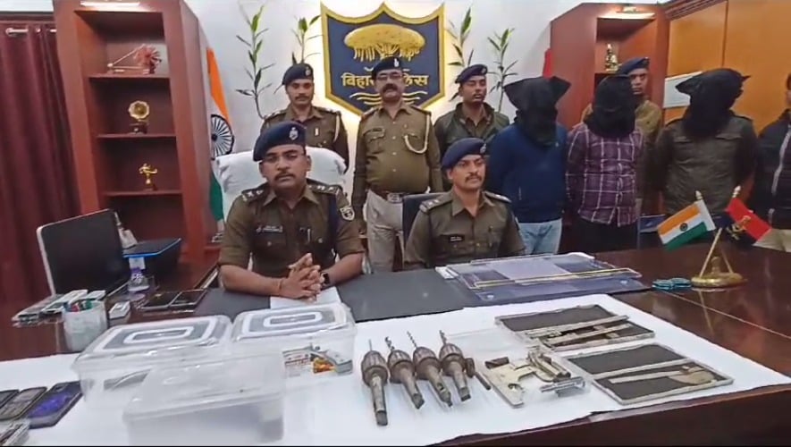 कटिहार : मिनी गन फैक्ट्री का पुलिस ने किया खुलासा, तीन आरोपियों को किया गिरफ्तार