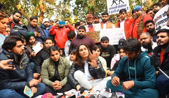 फिर जीते पहलवान! खेल मंत्रालय ने नये अध्यक्ष संजय सिंह की ताजपोशी के बाद कुश्ती संघ को किया निलंबित, पढ़े पूरी खबर