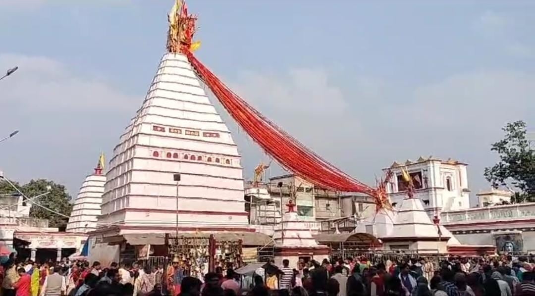 दुमका: साल के अंतिम पूर्णिमा पर बासुकीनाथ धाम में उमड़ी शिव भक्तों की भीड़, भक्त पूजा-अर्चना कर ले रहे बाबा का आशीर्वाद