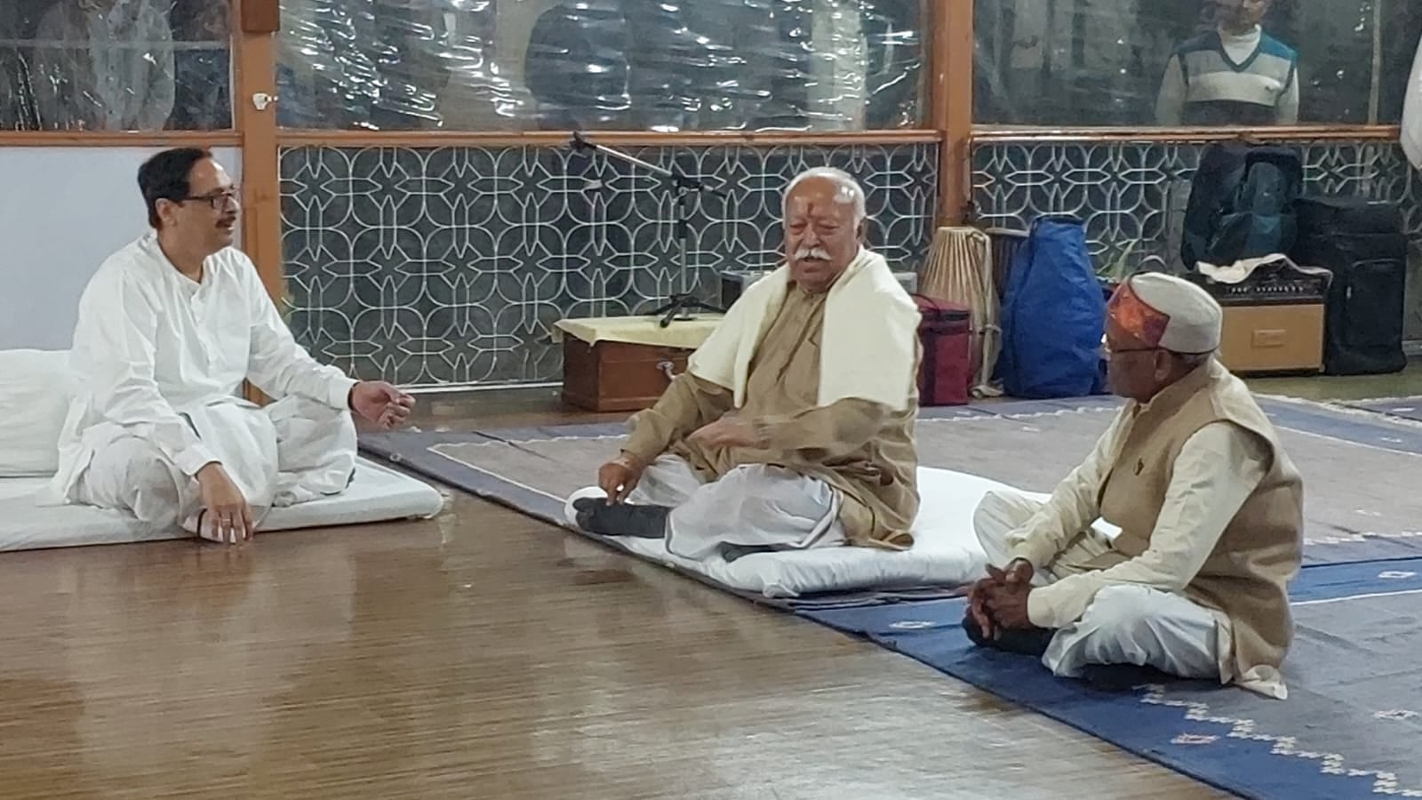 तय समय के अनुसार नहीं पहुंचे संघ प्रमुख, काफी लेट से पहुंचने के बाद ताबड़तोड़ की बैठक, कोलकाता के लिए हुए रवाना