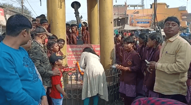 स्कूली बच्चों द्वारा सीडीएस बिपिन रावत को दी गई भावभीनी श्रद्धांजलि