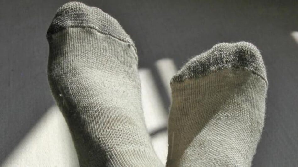 Health Tips: सर्दियों में अगर आप भी मोजे पहनकर सोते हैं तो रहें सावधान! हो सकती है ये गंभीर समस्या