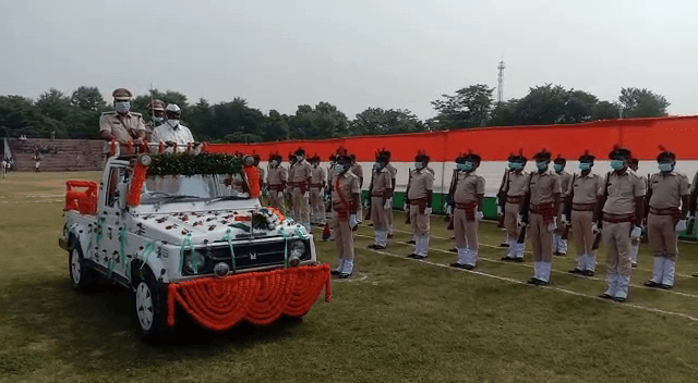 गढवा में मंत्री मिथिलेश ठाकुर ने फहराया तिरंगा, जिले वासियों से कोरोना से सतर्क रहने की अपील की