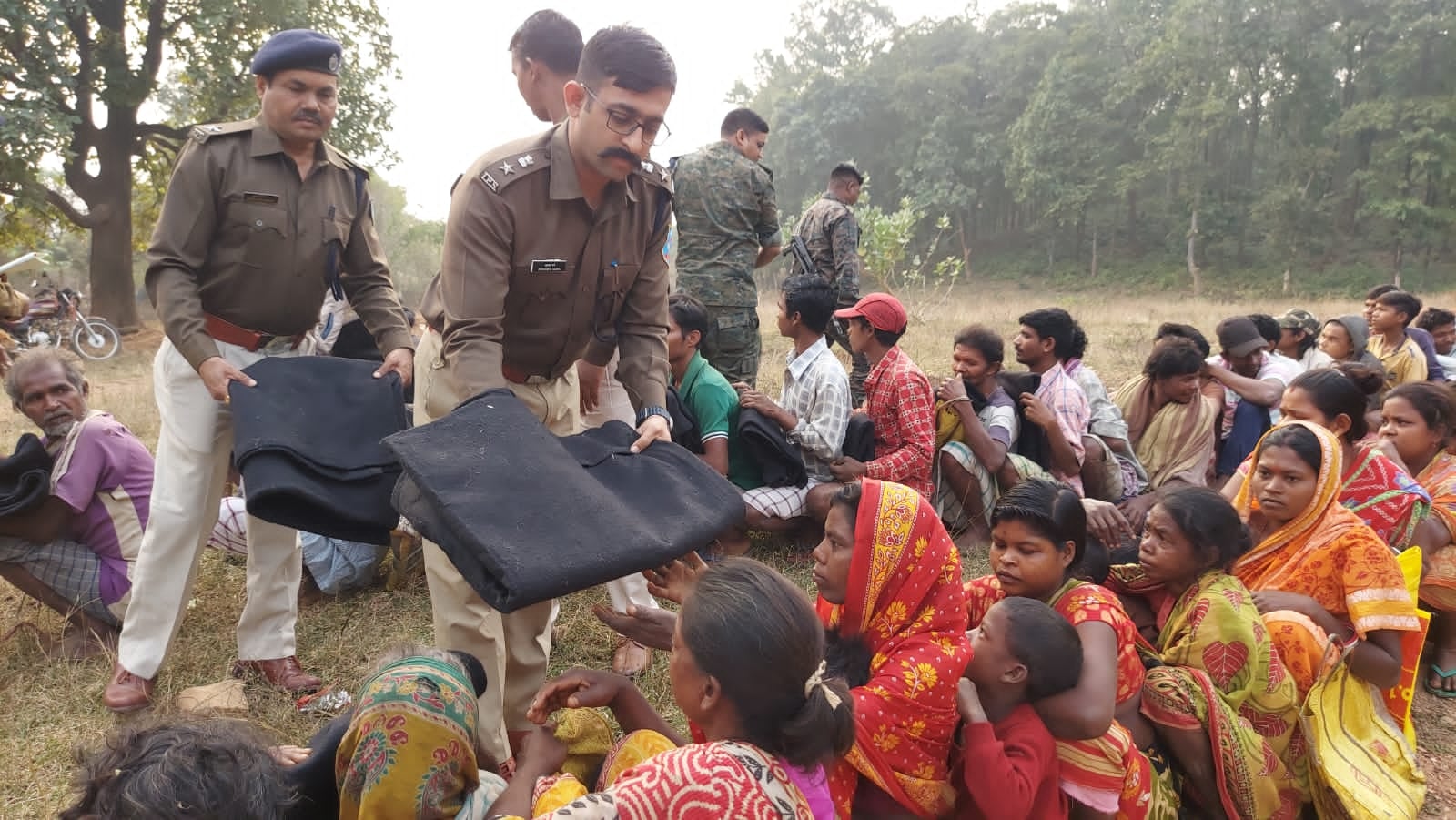 जमशेदपुर पुलिस ने पेश की मानवता की अनोखी मिसाल, बढ़ते ठंड को देखते हुए सबर जनजाति के बीच किया कंबल का वितरण