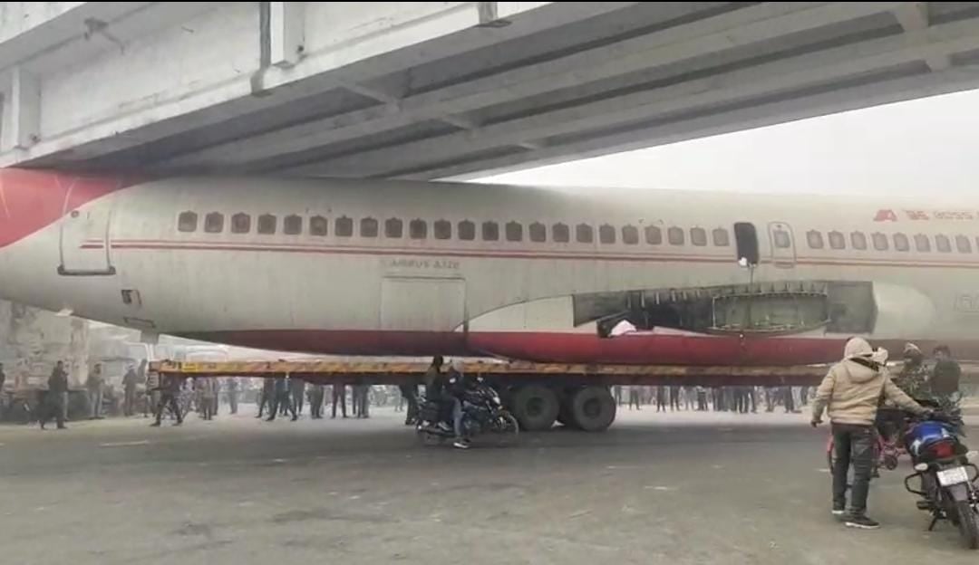 मोतिहारी: मुम्बई से असम जा रहा हवाई जहाज एनएच 28 पर फंसा, लोगों ने खूब ली सेल्फी