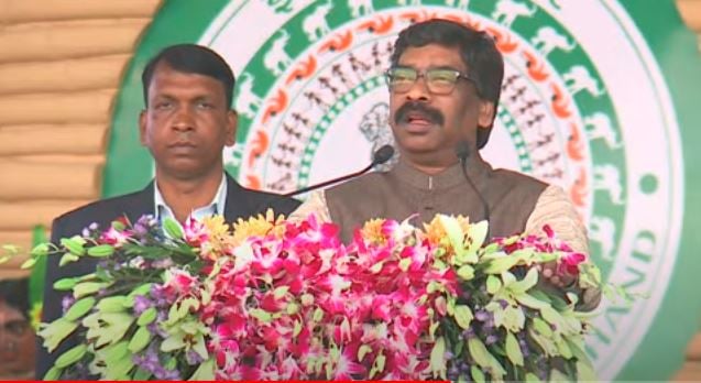 कामयाबियां गिनाते-गिनाते भाजपा पर बरसे मुख्यमंत्री, हेमंत सोरेन ने कहा कि राज्यपाल के साथ मिलकर करते हैं कानाफूसी