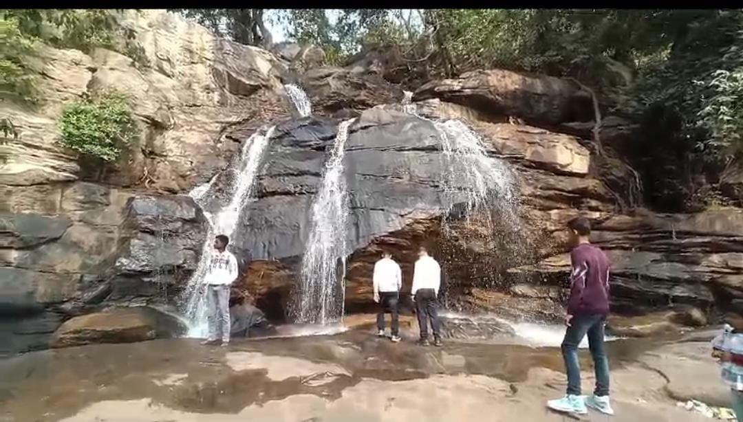 गुमला: खूबसूरत और रोमांचक होने के बाद भी गुमनामी की मार झेल रहा है सुंदरडीह झरना! अब तक नहीं हुआ विकास