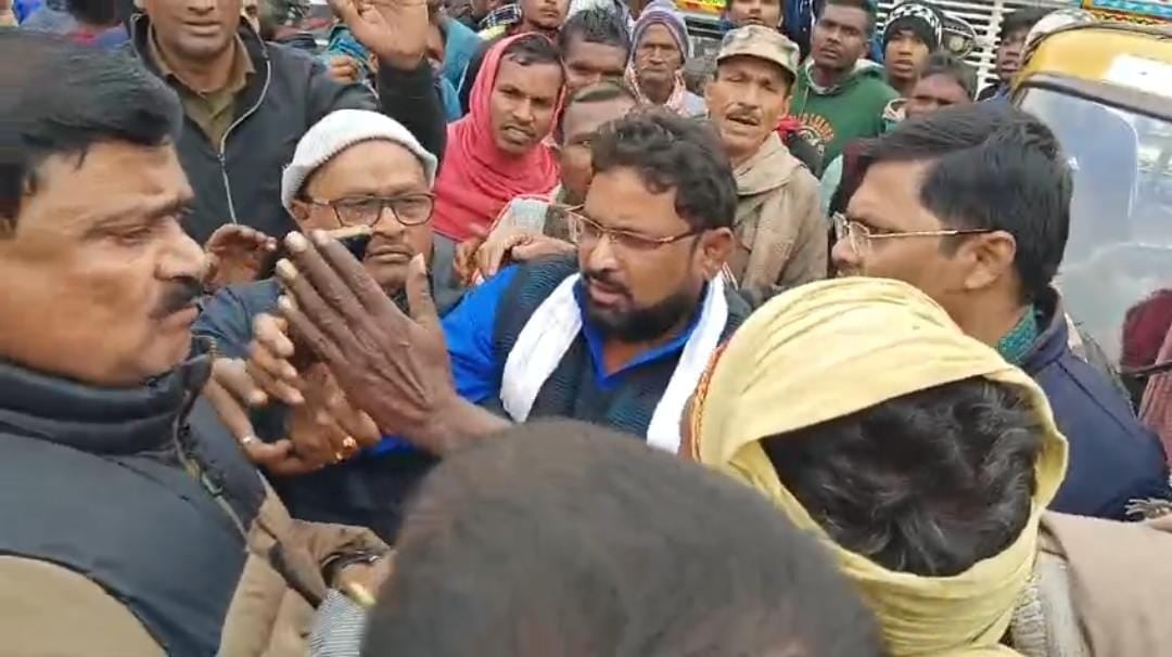 बिहार: मनबढ़ू जदयू विधायक का कारनामा, गोपाल मंडल ने प्रदर्शनकारियों को मारा थप्पड़, मचा बवाल