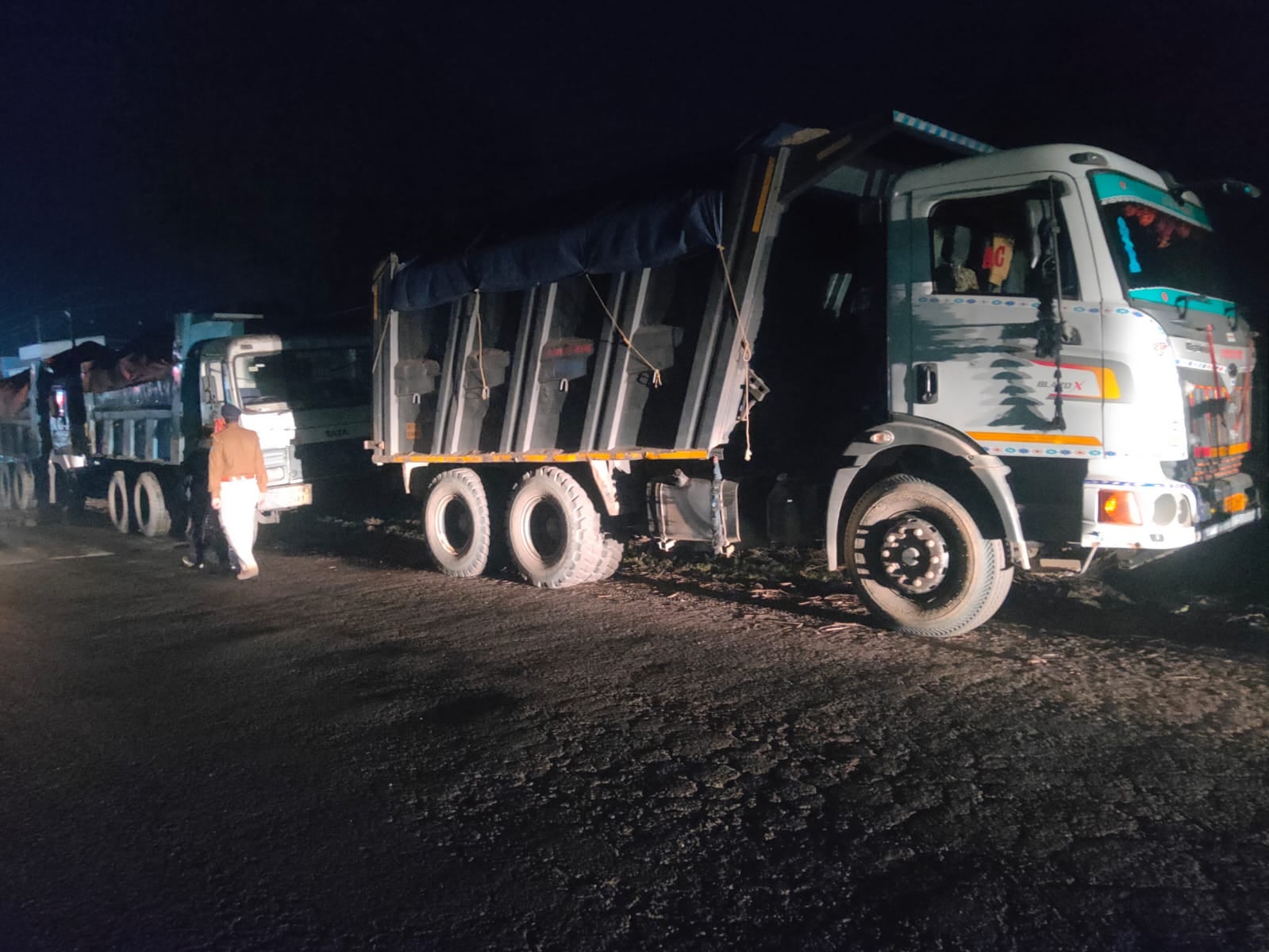 कोयला और बालू से लदे 6 वाहन जब्त, पांच धराए, अवैध कारोबारियों में हड़कंप